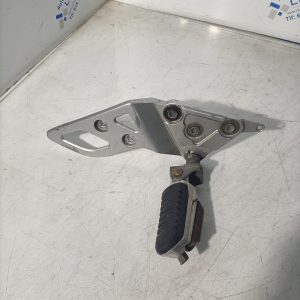 Soporte y estribera lado derecho Suzuki GSX 650 F 2008
