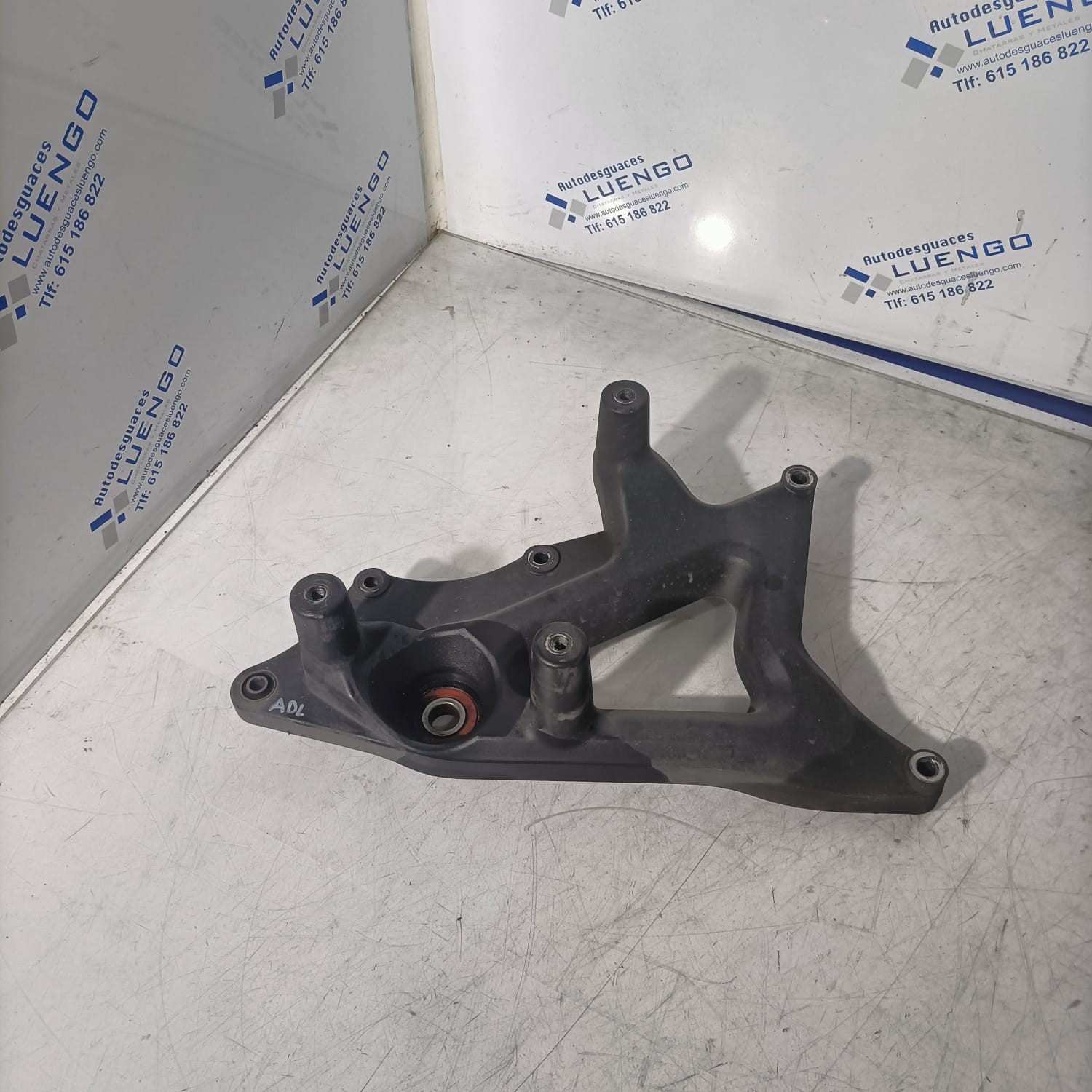 Triángulo soporte escape Sym Joymax Z 2021