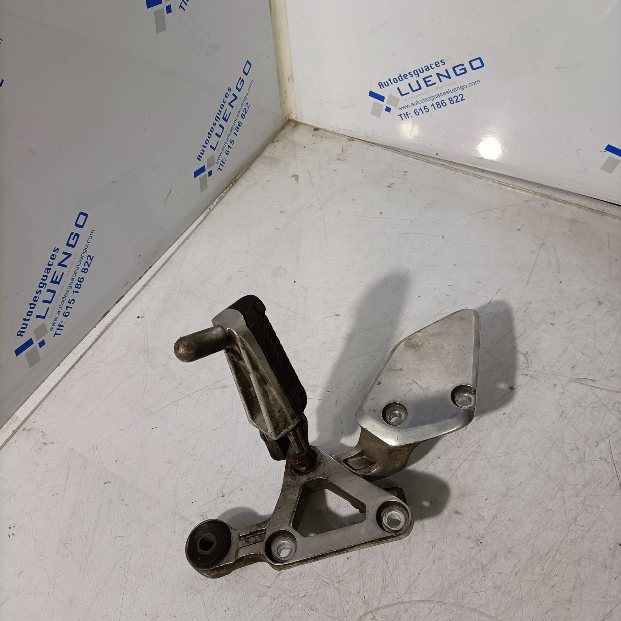 Soporte estribera lado derecho Yamaha FZS 600 Fazer 2002-2003