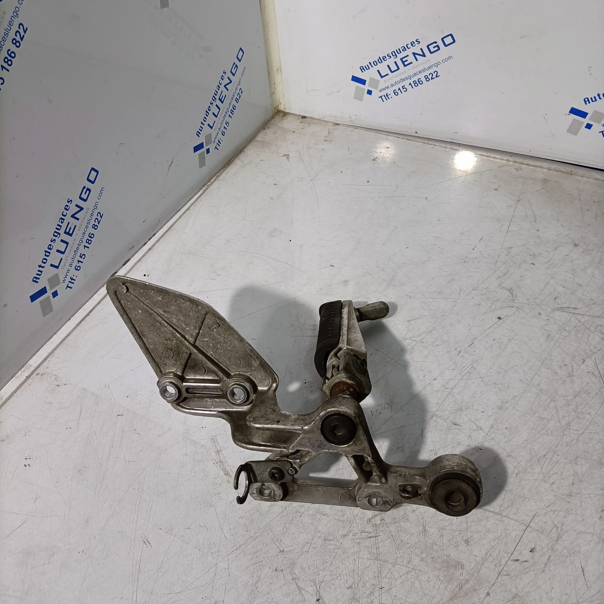 Soporte estribera lado derecho Yamaha FZS 600 Fazer 2002-2003 - Imagen 2