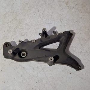 Triángulo soporte escape Kawasaki J300 2019