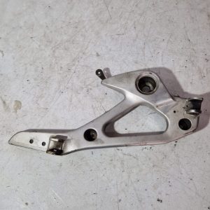 Soporte de estriberas lado derecho Honda Varadero XLV 1000 carburación 2001