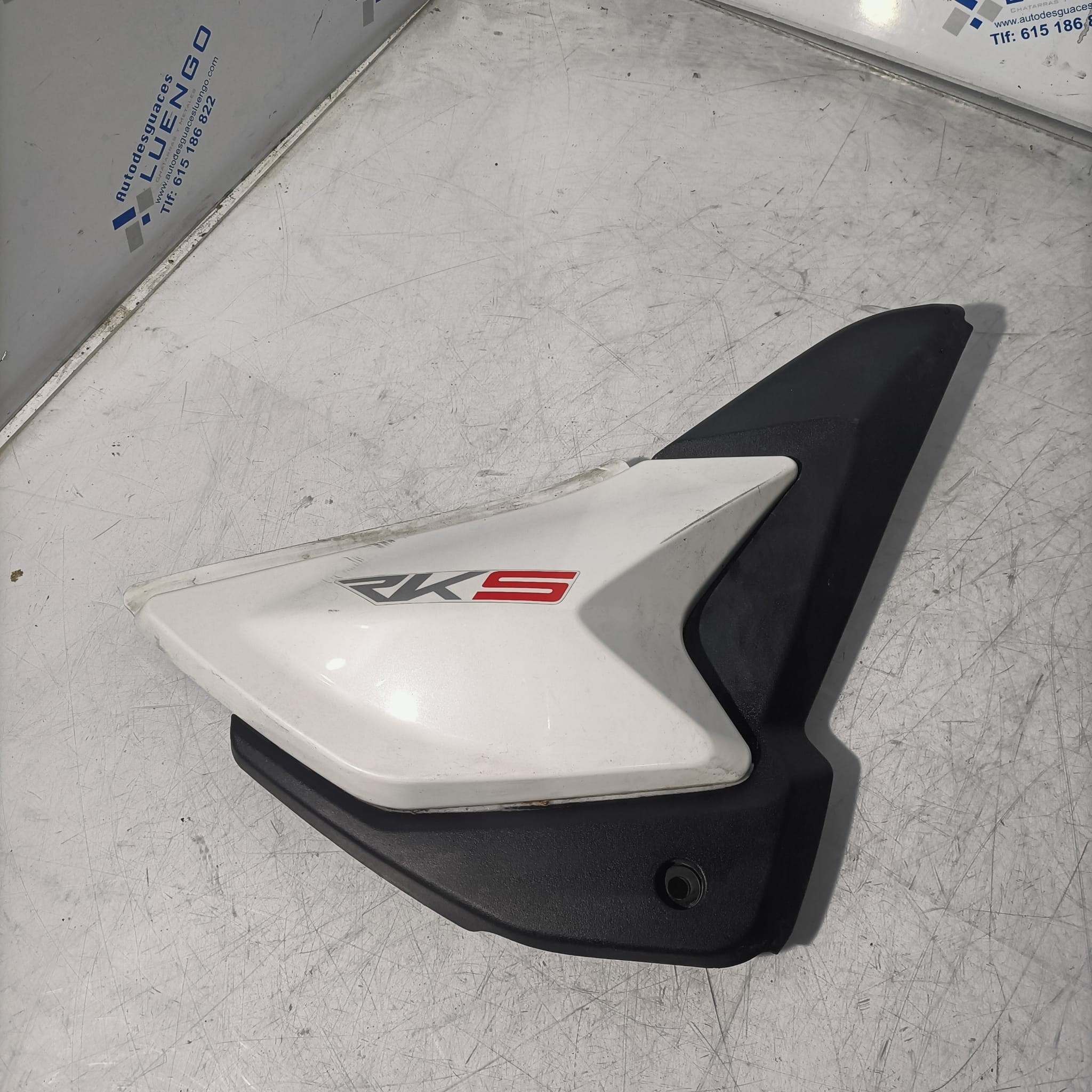 Tapa bajo asiento lado derecho Keeway RKS 125 2014