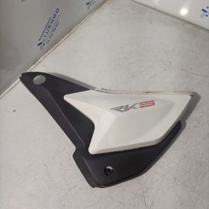 Tapa bajo asiento lado izquierdo Keeway RKS 125 2014