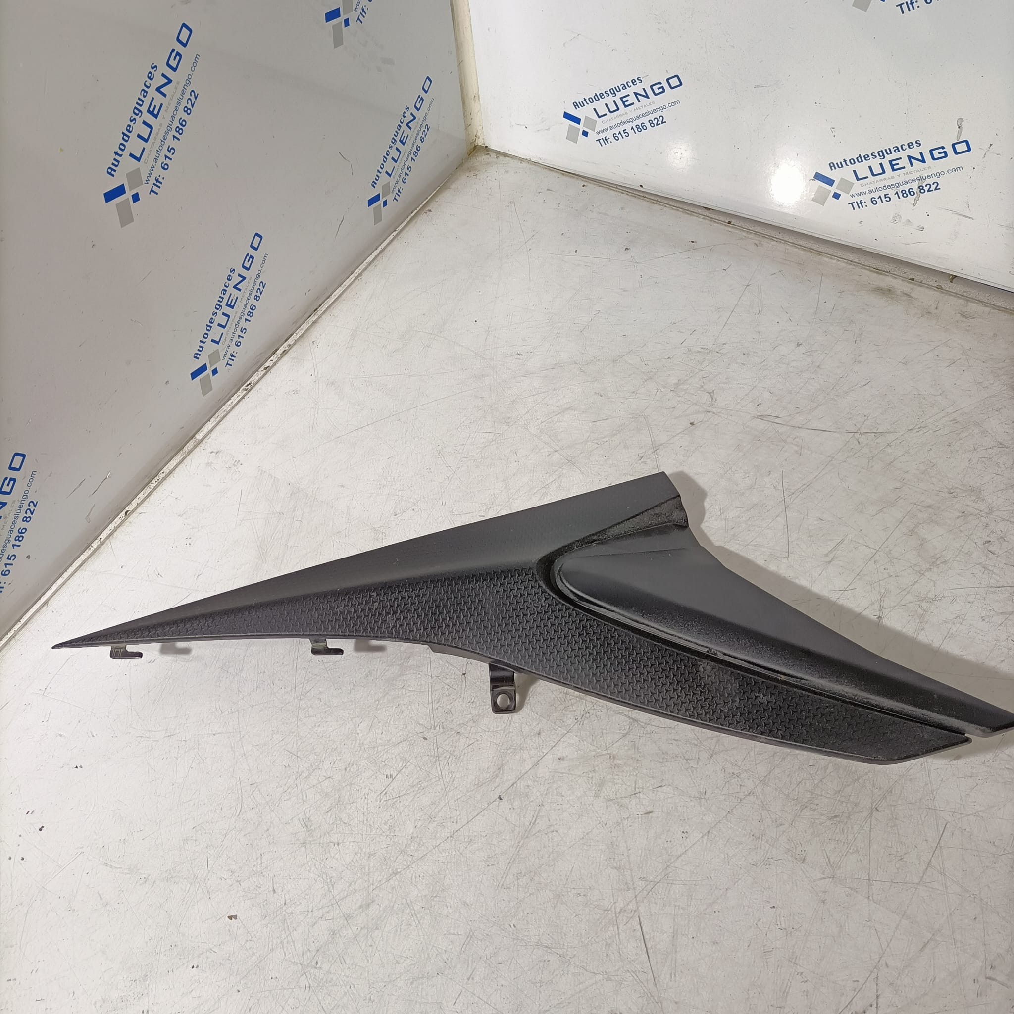 Tapa bajo asiento lado derecho Aprilia RS 660 2024