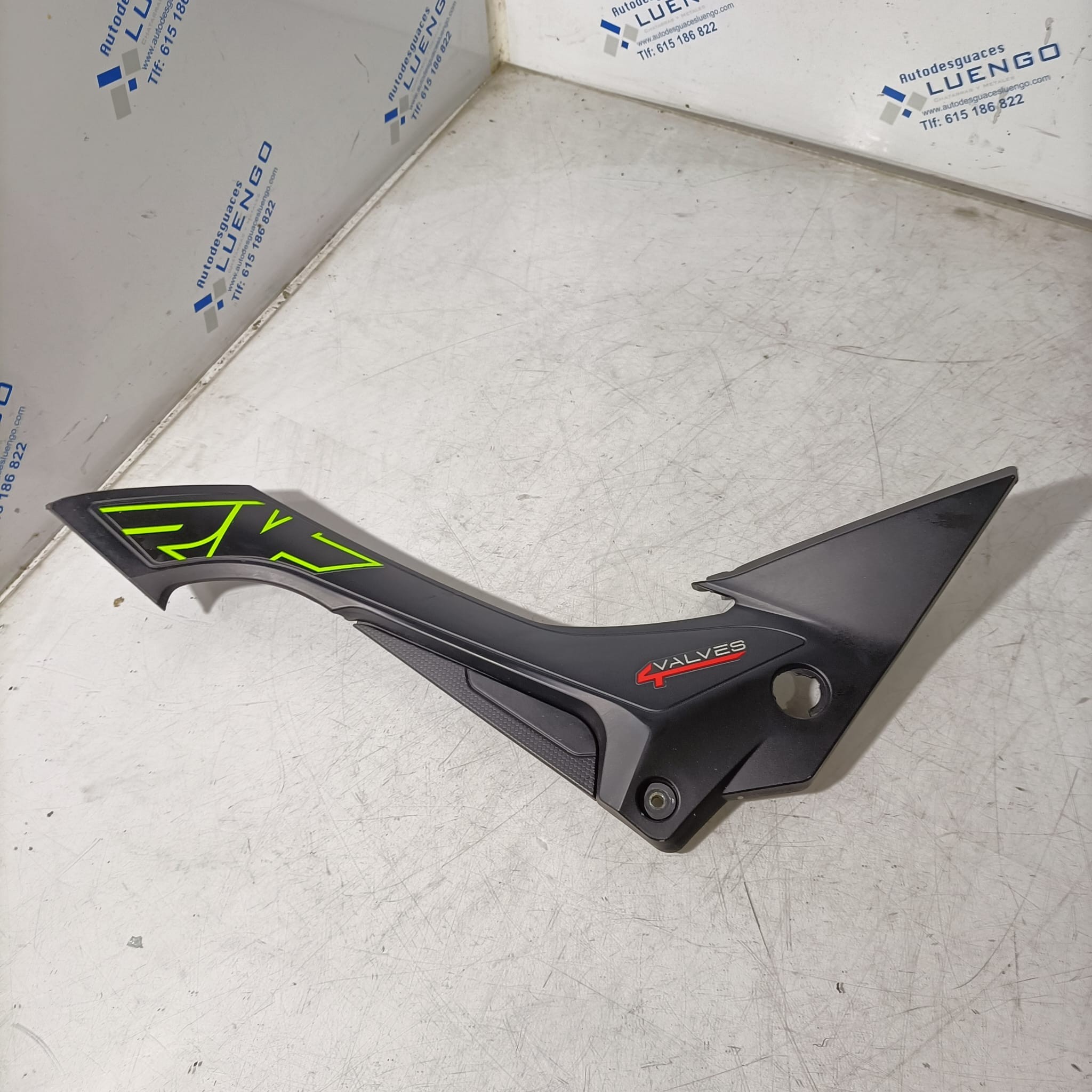 Tapa bajo asiento lado izquierdo Keeway RKF 125 2020