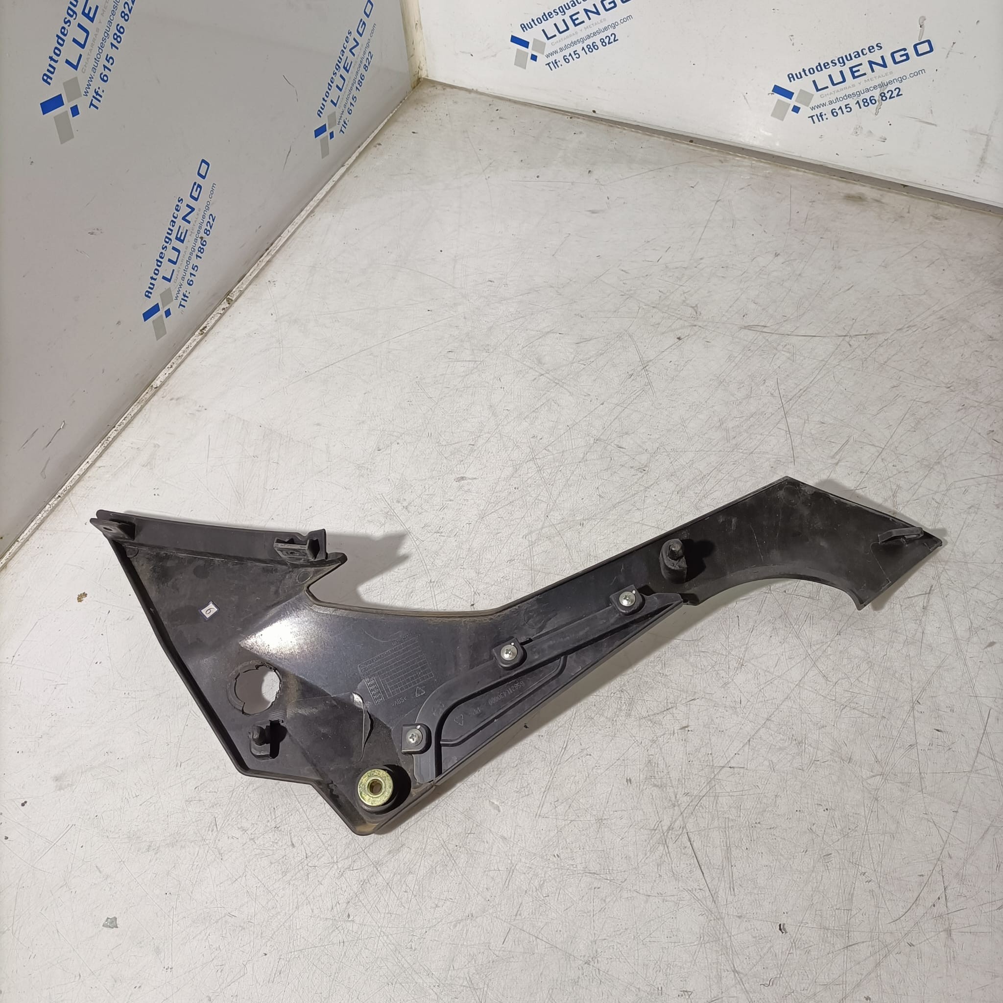 Tapa bajo asiento lado izquierdo Keeway RKF 125 2020 - Imagen 2