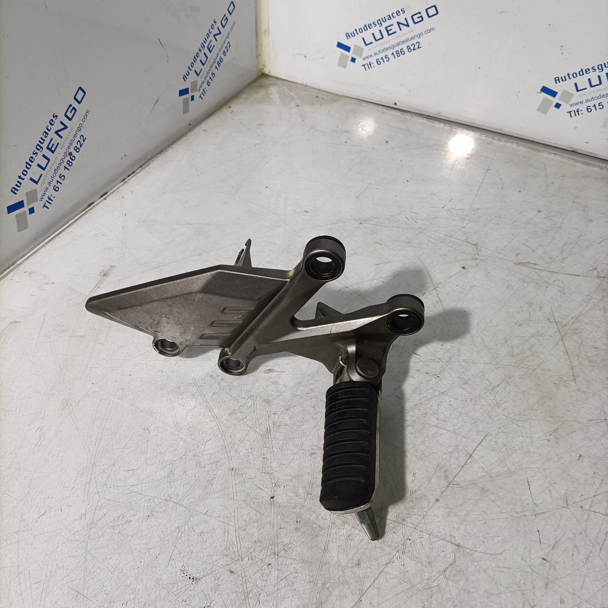 Soporte estribera lado derecho Kawasaki Ninja 125 2021