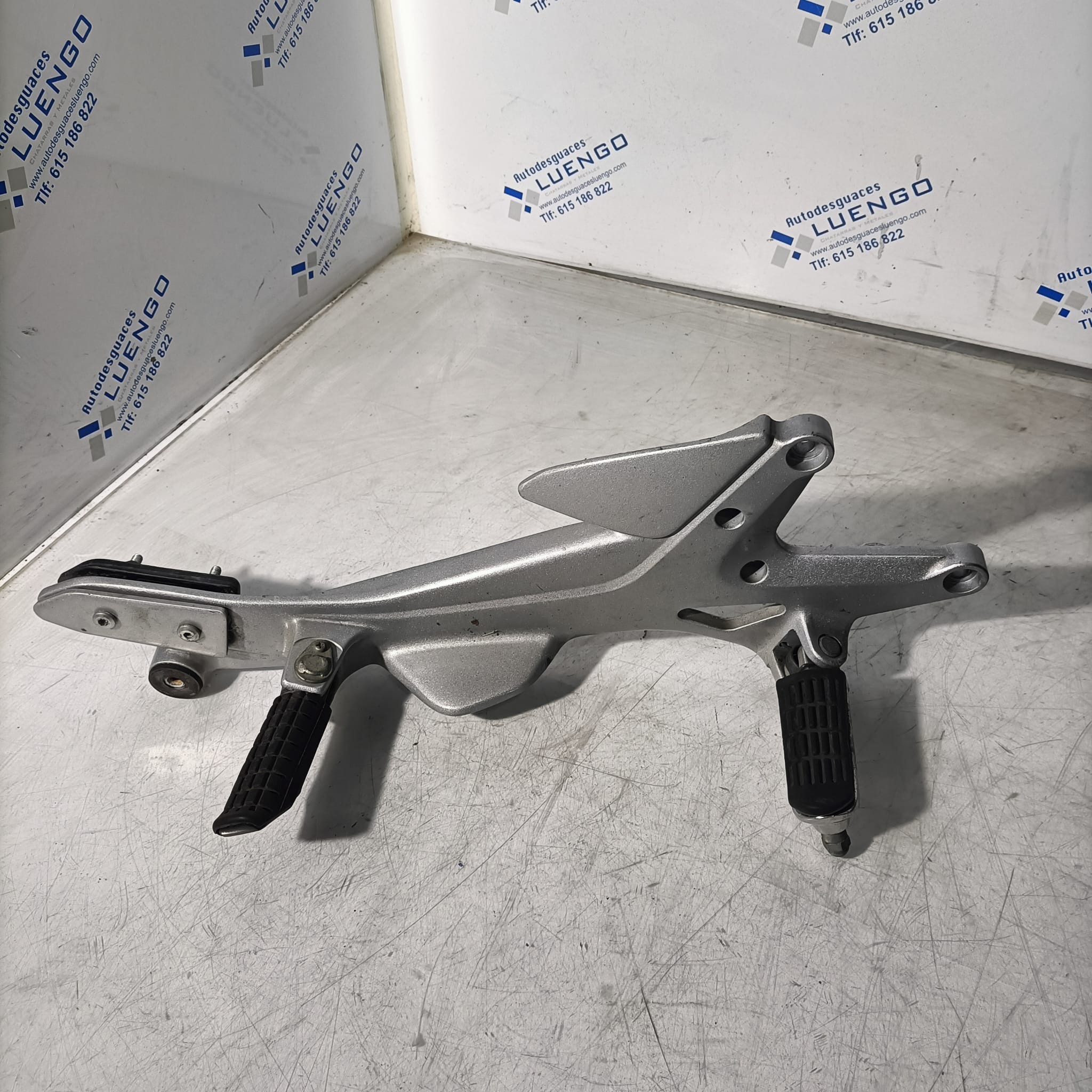Soporte estribera lado derecho Honda CBF 500 2004