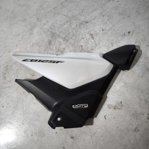 Tapa bajo sillón lado derecho Honda CB 125 F 2022