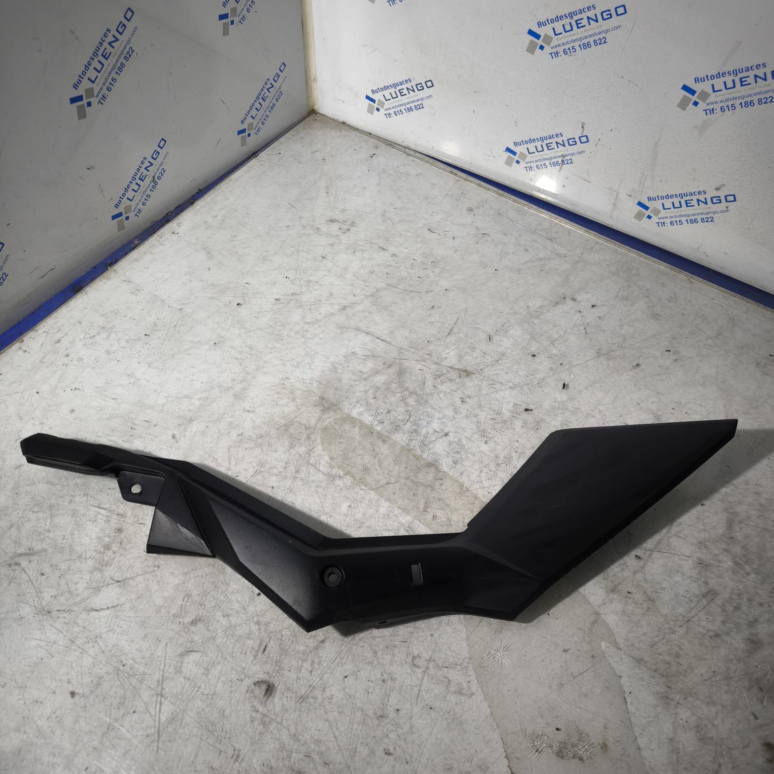 Tapa derecha bajo asiento Suzuki DL 650 V-Strom 2023