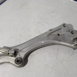 Soporte de estribera lado derecho Suzuki Gladius 650 2009-2012