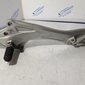 Soporte de estribera lado izquierdo Suzuki Gladius 650 2009-2012