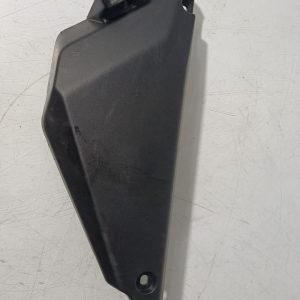 Tapa bajo asiento lado izquierdo Kawasaki Ninja 650 2024