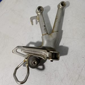 Soporte y estribera de pasajero lado derecho Suzuki Bandit 650 2006