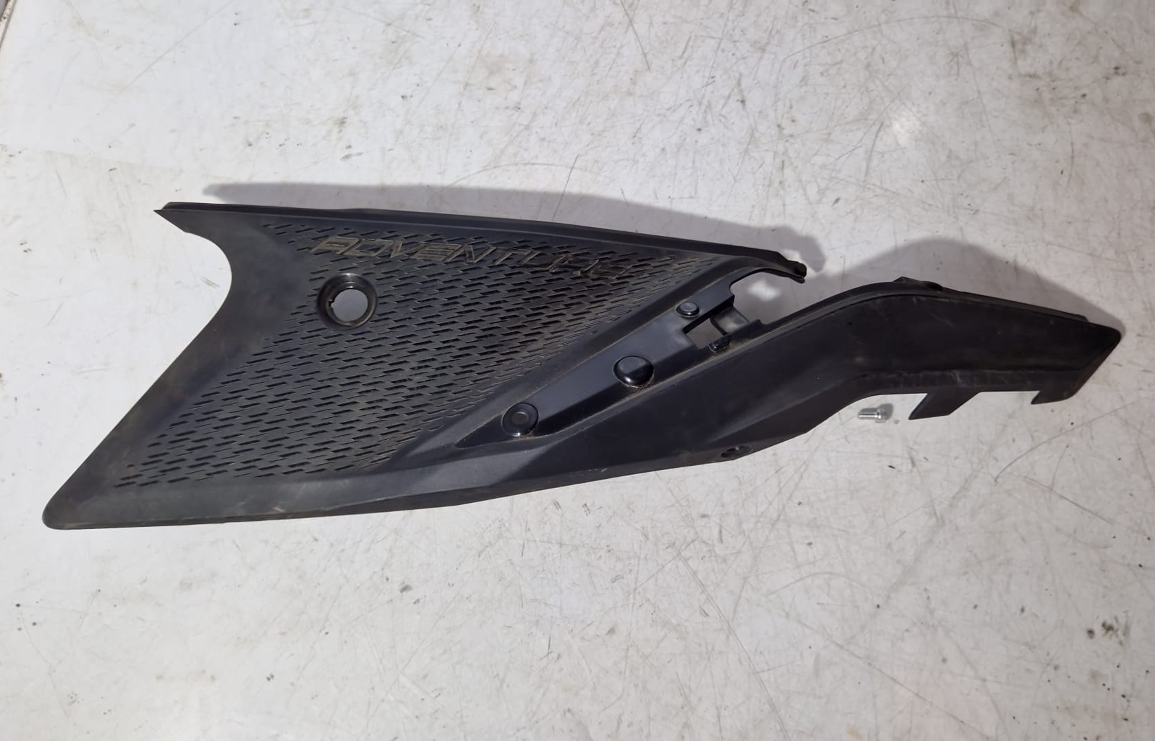 Tapa bajo asiento izquierda KTM 390 Adventure 2024