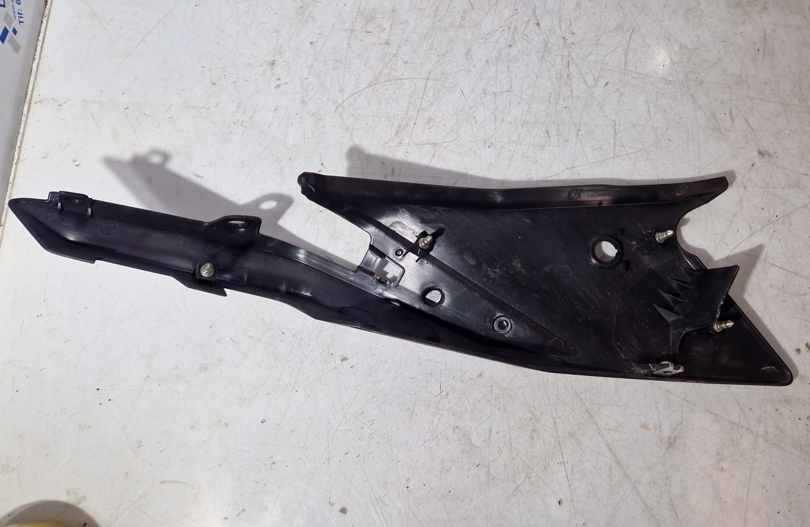 Tapa bajo asiento izquierda KTM 390 Adventure 2024 - Imagen 2