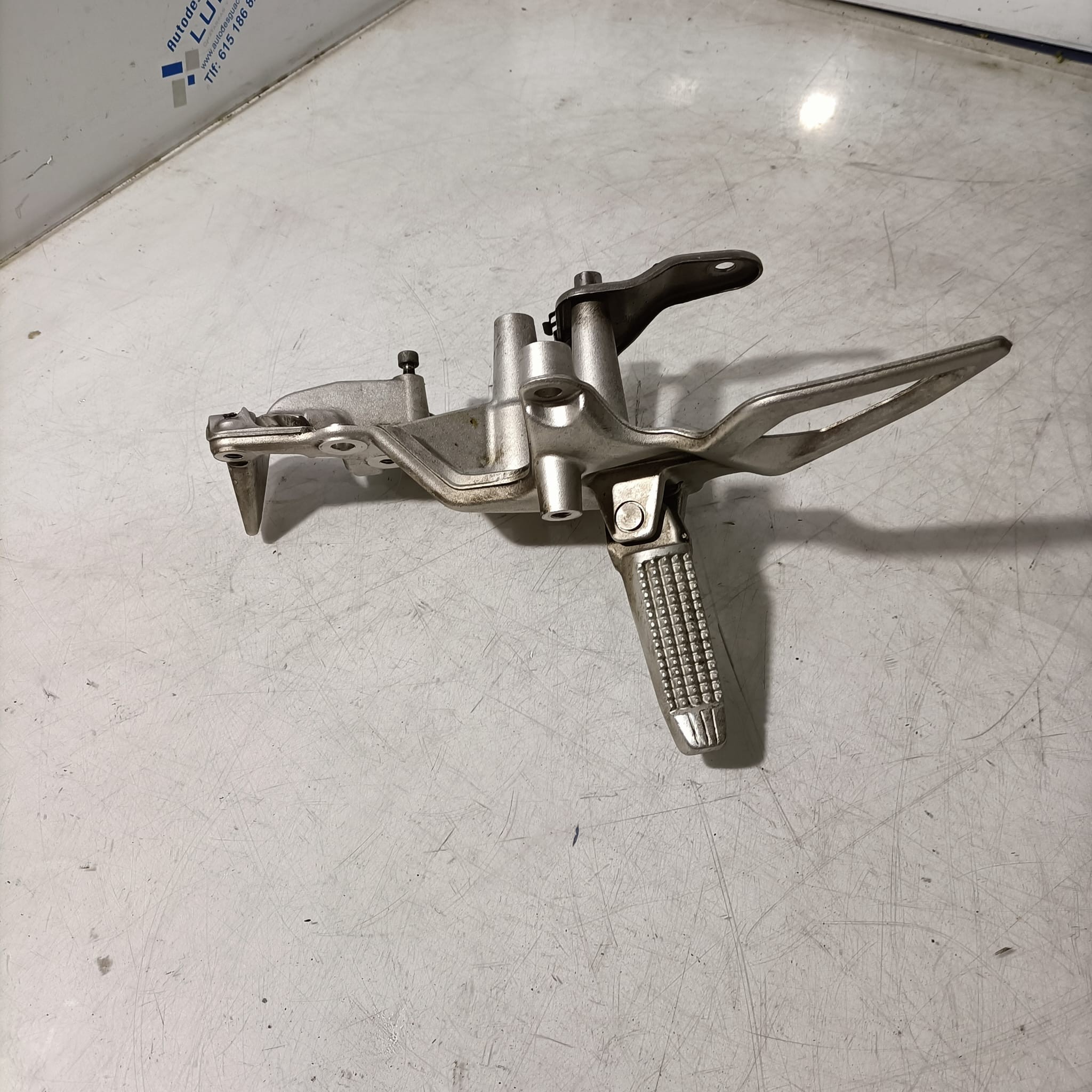 Soporte estribera lado izquierdo BMW F800R 2017