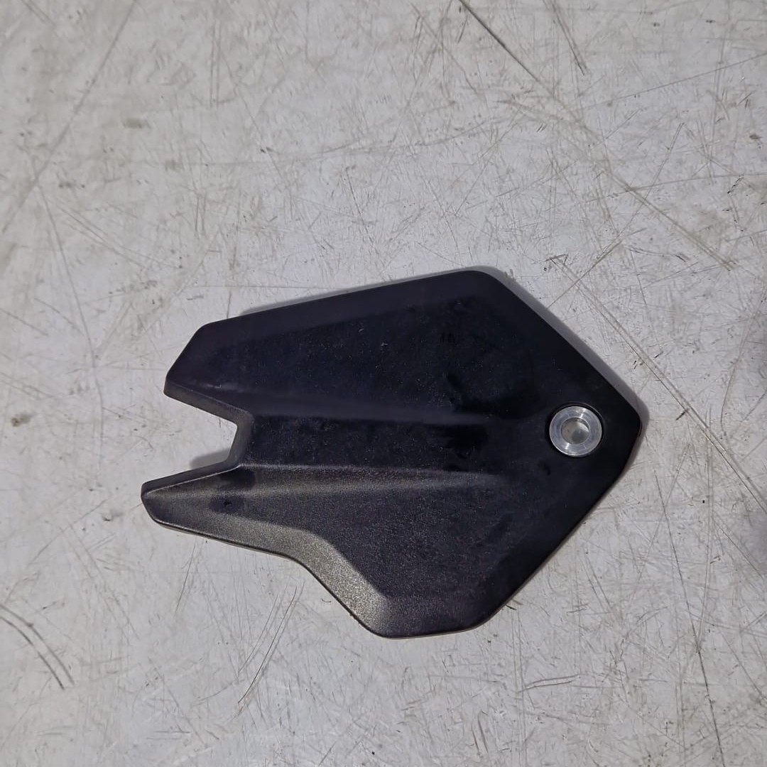 Tapa estribera izquierda BMW F900 R 2021